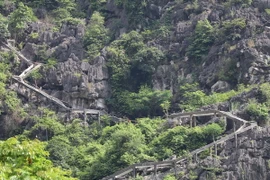 Công trình trái phép trên núi Cái Hạ. (Ảnh: Ninh Đức Phương/TTXVN)