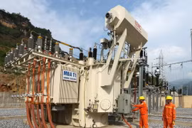Công nhân Công ty Lưới điện Cao thế miền Bắc (Tổng Công ty Điện lực miền Bắc) tăng cường trực trong những ngày nắng nóng, đảm bảo vận hành an toàn lưới điện cao thế. (Ảnh: Ngọc Hà/TTXVN)