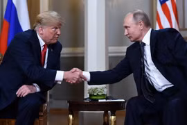 Tổng thống Mỹ Donald Trump (trái) và người đồng cấp Nga Vladimir Putin tại cuộc gặp ở Helsinki, Phần Lan ngày 16/7. (Ảnh: AFP/TTXVN)