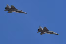 Máy bay MiG-31 mang theo tên lửa siêu thanh Kinzhal bay trên bầu trời Moskva, Nga nhân kỉ niệm Ngày Chiến thắng ngày 9/5. Ảnh: (Nguồn: AFP/TTXVN)