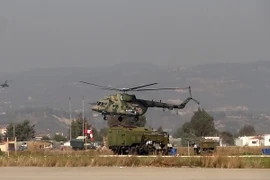 Máy bay trực thăng quân sự của Nga tại căn cứ Hmeimim ở tỉnh Latakia, tây bắc Syria. (Nguồn: AFP/TTXVN)