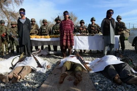 Lực lượng an ninh Afghanistan gác bên thi thể các tay súng Taliban ở Jalalabad ngày 23/5. (Ảnh minh họa: AFP/ TTXVN)