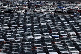 Ôtô được xếp tại cảng ở Richmond, California, Mỹ ngày 24/5. (Ảnh: AFP/ TTXVN)