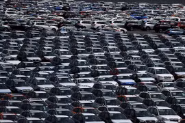 Ôtô được xếp tại cảng ở Richmond, California, Mỹ ngày 24/5. (Ảnh: AFP/ TTXVN)