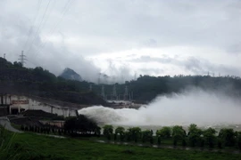 Thủy điện Hòa Bình mở cửa xả đáy số 3. (Ảnh: Thanh Hải/TTXVN