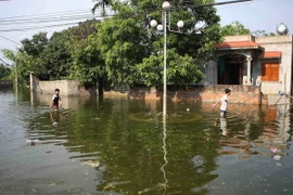 Nhiều tuyến đường thuộc xã Tân Tiến, huyện Chương Mỹ ngập sâu gây khó khăn cho người dân. (Ảnh: Thanh Tùng/TTXVN)