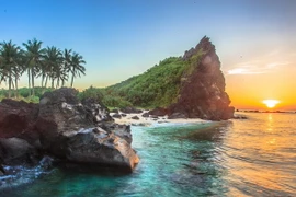 Một thắng cảnh đẹp của đảo Bé nằm trong phạm vi công viên địa chất. (Ảnh: Phước Ngọc/TTXVN)