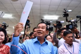Thủ tướng Campuchia Samdech Techo Hun Sen (giữa) bỏ phiếu tại điểm bầu cử ở Phnom Penh ngày 29/7. (Nguồn: AFP/TTXVN)