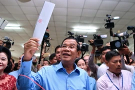Thủ tướng Campuchia Samdech Techo Hun Sen (giữa) bỏ phiếu tại điểm bầu cử ở Phnom Penh ngày 29/7. (Nguồn: AFP/TTXVN)