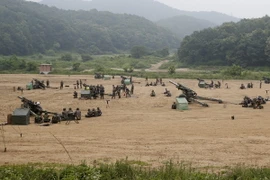 Binh sỹ Hàn Quốc tham gia cuộc tập trận gần Khu vực phi quân sự (DMZ) ở Paju, tỉnh Gyeonggi (Hàn Quốc) ngày 22/6. (Ảnh minh họa. Nguồn: EPA/TTXVN)