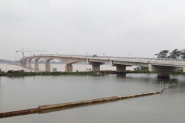 Hợp long cầu Việt Trì-Ba Vì bắc qua sông Hồng. (Ảnh: Trung Kiên/TTXVN)