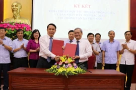 Ông Nguyễn Đức Lợi, Ủy viên Trung ương Đảng, Tổng Giám đốc Thông tấn xã Việt Nam và Chủ tịch UBND tỉnh Bắc Ninh Nguyễn Tử Quỳnh ký kết hợp tác truyền thông. (Ảnh: Diệp Trương/TTXVN)