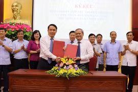 Ông Nguyễn Đức Lợi, Ủy viên Trung ương Đảng, Tổng Giám đốc Thông tấn xã Việt Nam và Chủ tịch UBND tỉnh Bắc Ninh Nguyễn Tử Quỳnh ký kết hợp tác truyền thông. (Ảnh: Diệp Trương/TTXVN)