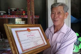 Cựu chiến binh Triệu Quang Lai nhận được nhiều bằng khen, giấy khen vì có đóng góp cho công tác tìm kiếm hài cốt liệt sỹ. (Ảnh: Đỗ Trưởng/TTXVN)