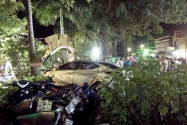 Xe ôtô 4 chỗ đâm thẳng vào bãi giữ xe của quán càphê đang chật kín xe. (Ảnh: TTXVN phát)