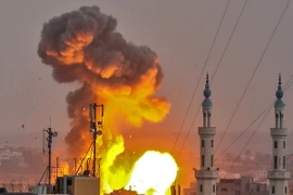 Một vụ nổ xảy ra khi quân đội Israel tấn công các mục tiêu của phong trào Hồi giáo Hamas tại Dải Gaza ngày 20/7. (Nguồn: AFP/TTXVN)