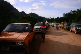 Cách hiện trường cứu hộ khoảng 2km, tất cả các phương tiện không có nhiệm vụ đều không thể đi vào. (Ảnh: Sơn Nam/Vietnam+)