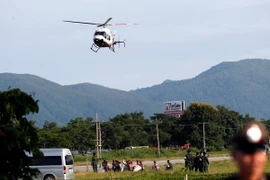 Trực thăng chuyển thành viên đội bóng được cứu khỏi hang Tham Luang tới bệnh viện ở Chiang Rai ngày 9/7. (Ảnh: EPA/ TTXVN)