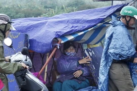 Người bán hoa quả trên cầu Long Biên. (Ảnh minh họa: Lâm Khánh/TTXVN)