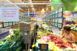 Khách hàng mua sắm tại Co.opMart. (Ảnh: Thanh Vũ/TTXVN)