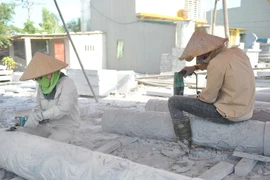 Nhiều năm qua, môi trường làng nghề chế tác đá mỹ nghệ ở xã Ninh Vân, huyện Hoa Lư (Ninh Bình) bị ô nhiễm do bụi đá, ảnh hưởng nghiêm trọng đến đời sống của người dân. (Ảnh: Minh Đức/TTXVN)