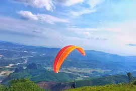 Vận động viên tham gia thi hạ cánh chính xác dành cho cá nhân (nam-nữ) và bay đôi. (Ảnh: TTXVN phát)