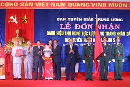Thủ tướng Nguyễn Xuân Phúc trao tặng quà lưu niệm cho Ban Tuyên huấn Khu ủy Khu 5. (Ảnh: Thống Nhất/TTXVN)