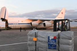 Xếp hàng viện trợ lên máy bay vận tải Antonov An-124 của Nga tại sân bay Chateauroux, Pháp để chuyển tới Syria ngày 20/7. (Ảnh: AFP/TTXVN)
