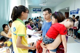 Bệnh viện Nhi Trung ương tiếp nhận rất đông số trẻ nhập viện điều trị trong những ngày nắng nóng. 