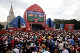 Cổ động viên theo dõi trận đấu tranh hạng Ba tại fanzone ở Moskva, Nga ngày 14/7. (Nguồn: AFP/ TTXVN)