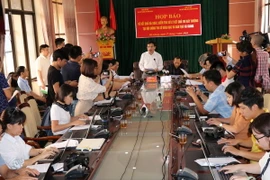 Ông Mai Văn Trinh, Cục trưởng Cục Quản lý chất lượng, Bộ GD và ĐT thông tin cho báo chí tại buổi họp báo công bố kết quả điều tra nghi vấn gian lận chấm thi THPT quốc gia tại Hà Giang. (Ảnh: Minh Tâm/TTXVN)