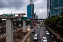 Công trình xây dựng dự án đường sắt nhẹ ở Jarkata, Indonesia. (Nguồn: AFP/TTXVN)