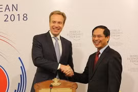 Thứ trưởng thường trực Bộ Ngoại giao Việt Nam Bùi Thanh Sơn, Trưởng ban Tổ chức WEF ASEAN 2018 (bên phải) và Chủ tịch Diễn đàn Kinh tế thế giới (WEF) Borge Brende tại cuộc họp báo ngày 27/6. (Ảnh: Dương Giang/TTXVN)