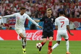 Tiền vệ Ivan Rakitic (giữa) tranh bóng với các cầu thủ đội tuyển Anh trong trận đấu vòng bán kết World Cup 2018 diễn ra ở Moskva, Nga ngày 11/7. (Ảnh: THX/TTXVN)
