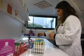 Xét nghiệm các mẫu máu tại phòng thí nghiệm ở Rennes, miền tây Pháp ngày 5/1/2017. (Ảnh minh họa: AFP/TTXVN)