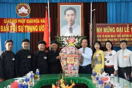 Ông Ngô Sách Thực, Phó Chủ tịch Ủy ban Trung ương Mặt trận Tổ quốc Việt Nam tặng quà, chúc mừng Ban Trị sự Trung ương Giáo hội Phật giáo Hòa Hảo. (Ảnh: Công Mạo/TTXVN)