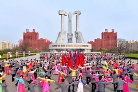 Người dân Triều Tiên múa hát tại một lễ kỷ niệm ở Bình Nhưỡng ngày 9/4. (Nguồn: YONHAP/TTXVN)