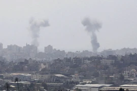 Khói bốc lên sau cuộc không kích của Israel nhằm vào các vị trí của phong trào Hamas tại phía bắc Dải Gaza ngày 29/5. (Ảnh: EPA-EFE/ TTXVN)