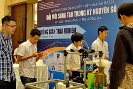 Khách tham quan khu trải nghiệm công nghệ 4.0 với các sản phẩm trí tuệ Việt. (Ảnh: Thế Anh/TTXVN)