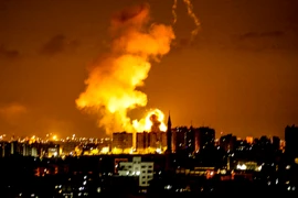 Khói lửa bốc lên sau một vụ không kích của các lực lượng Israel tại Gaza ngày 18/6. (Ảnh: AFP/TTXVN)