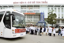 Các bác sỹ bệnh viện K chia tay bệnh nhân về đón Tết. (Ảnh: Dương Ngọc/TTXVN)