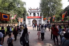 Người dân thủ đô du xuân tại Văn Miếu-Quốc Tử Giám. (Ảnh: Danh Lam/TTXVN)