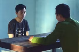Đối tượng Quàng Văn Tiến tại cơ quan điều tra. (Ảnh: Quốc Việt/TTXVN)