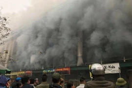 Khoảng 7 giờ ngày 27/2, một đám cháy lớn xảy ra tại Trung tâm thương mại Chợ Dầu, phường Đông Ngàn, thị xã Từ Sơn, tỉnh Bắc Ninh.