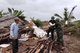 Bộ đội Biên phòng Bạc Liêu giúp dân sửa nhà do bão gây ra. (Ảnh: Huỳnh Sử/TTXVN)