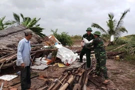 Bộ đội Biên phòng Bạc Liêu giúp dân sửa nhà do bão gây ra. (Ảnh: Huỳnh Sử/TTXVN)