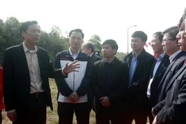 Lãnh đạo tỉnh Quảng Ninh ra quân thực hiện công tác bồi thường và thu hồi đất đai thực hiện dự án xây dựng đường cao tốc Vân Đồn-Móng Cái. (Ảnh: Văn Đức/TTXVN)