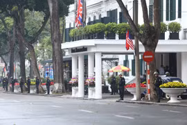 Lực lượng cảnh sát cơ động lập hàng rào an ninh phong tỏa trước cổng chính khách sạn Metropole trên phố Ngô Quyền. (Ảnh: Lâm Khánh/TTXVN)