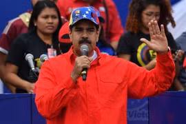 Tổng thống Venezuela Nicolas Maduro phát biểu trước những người ủng hộ nhân dịp kỷ niệm 20 năm cuộc cách mạng Bolivar do cố Tổng thống Hugo Chavez khởi xướng ở Caracas. (Nguồn: AFP/TTXVN)