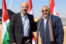 Thủ tướng Iraq Adel Abdul-Mahdi và người đồng cấp Jordan Omar Razzaz tham gia sự kiện. (Nguồn: Reuters)